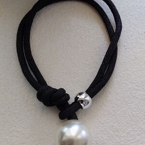 Elegant Black and Gold Necklace